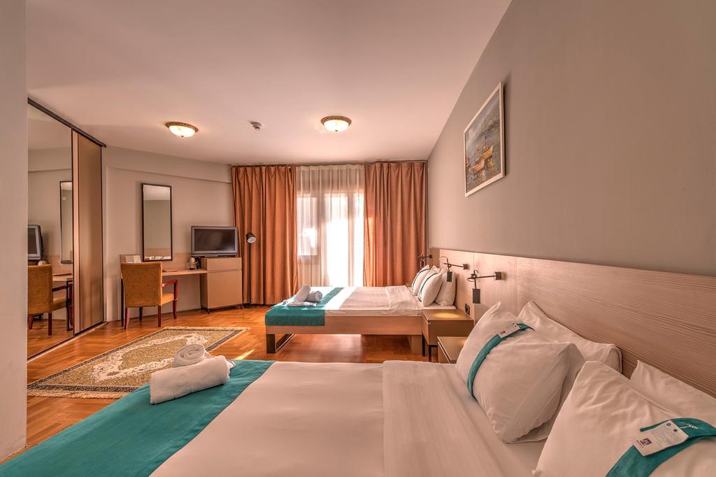 Hotel Magnolia Тиват Екстериор снимка