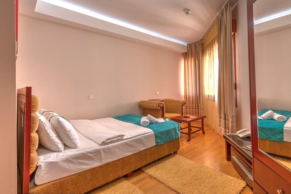 Hotel Magnolia Тиват Екстериор снимка
