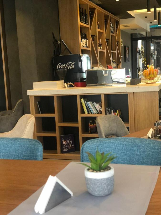 Hotel Magnolia Тиват Екстериор снимка